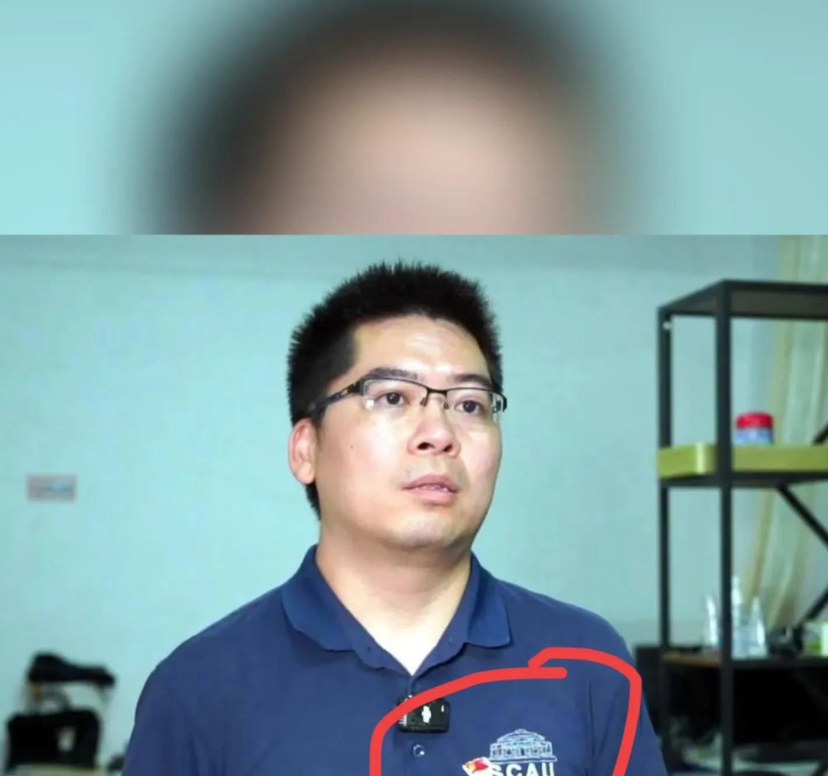 救火英雄钟威在接受采访的时候。看得出来穿着很普通。但是有个很吸引人的地方，就是他