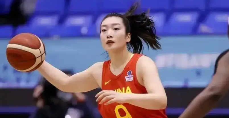 新女篮短板很明显，大前小前明显不足，优势也很明显，加上WNBA征战的小宝，内线有