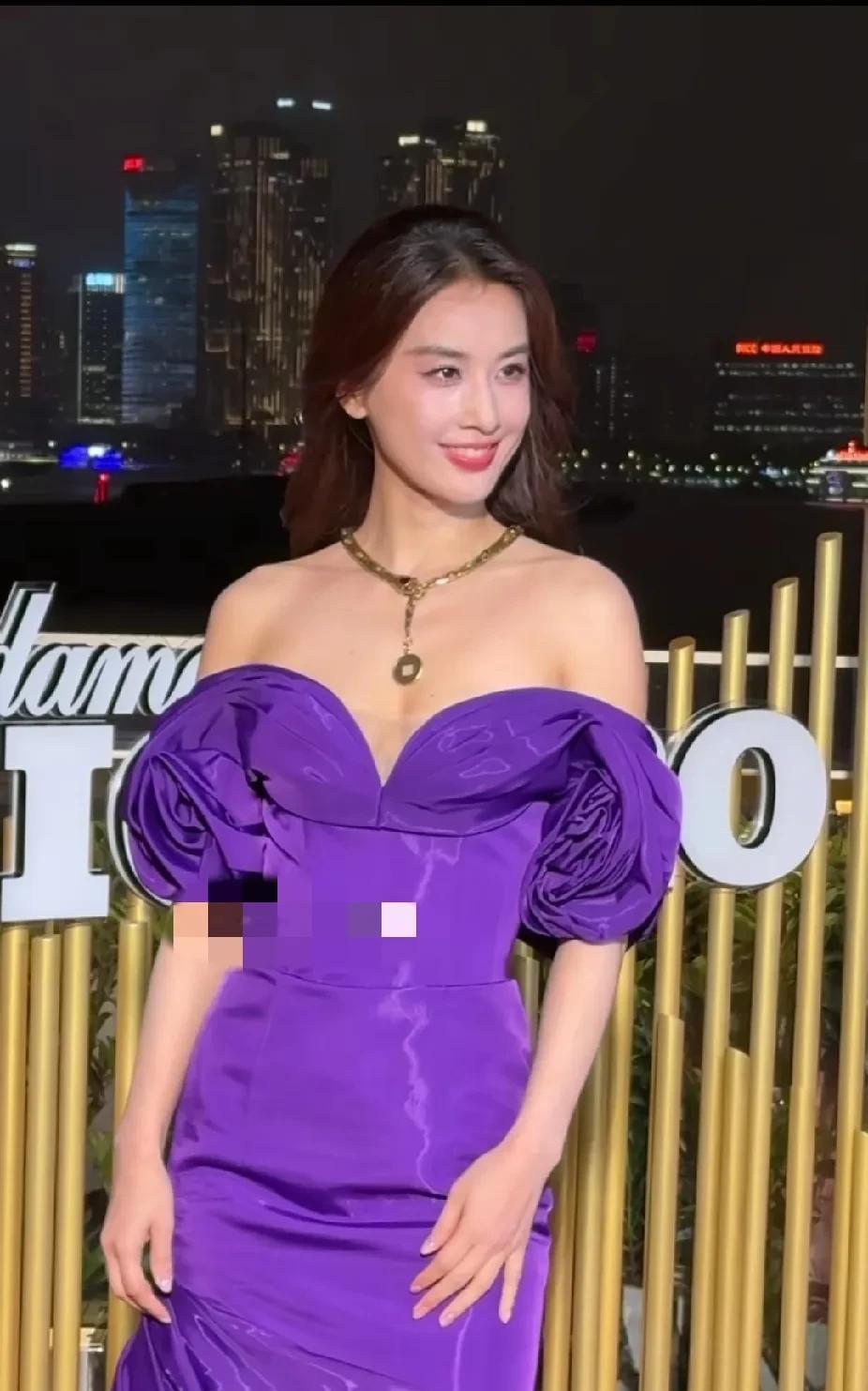 42岁黄圣依离婚后仿佛变了一个人，
容光焕发，笑起来又有了少女感，
身穿紫色鱼尾