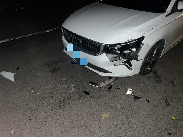 早上车被撞了
对面全责我无责，已经拉到4儿子店了，因为第一次出车祸，想问一下大家