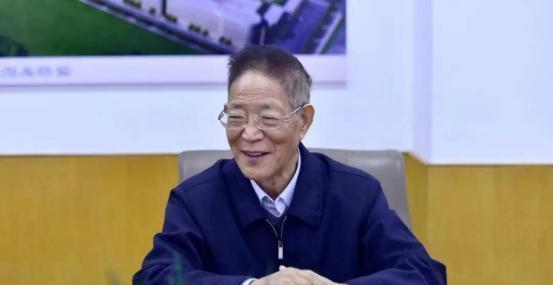 “我老了，不需要那么多钱。”2020年，一生抠门的大学教授王泽霖，却大手一挥捐出