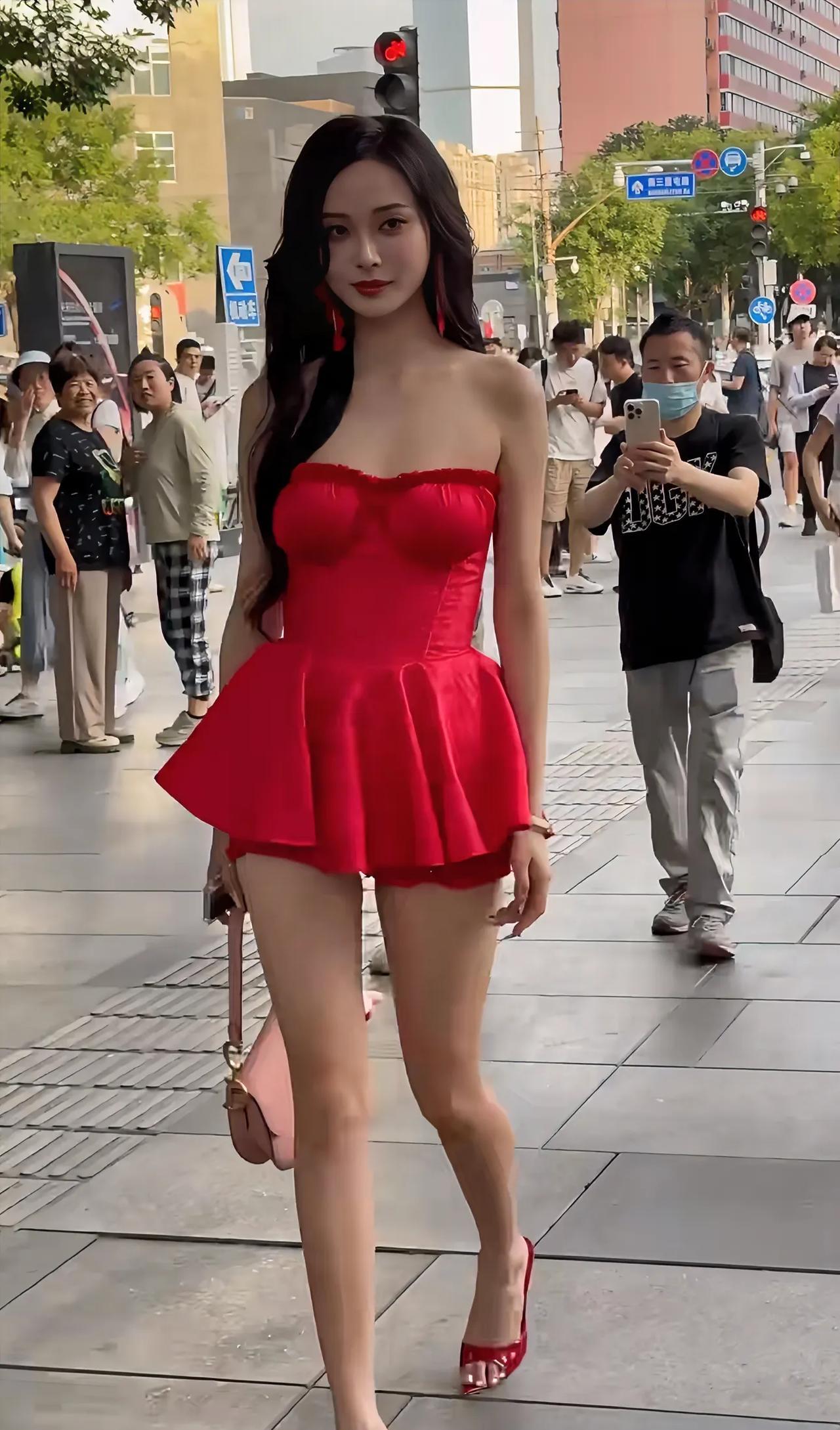 现在年轻人是真敢穿，大爷也是真敢拍啊！
#超级敢穿#