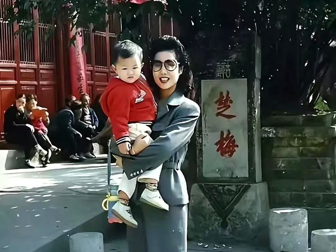 1997年春天，梦鸽怀抱着刚满周岁的儿子李天一。

如今李天一也是年满30岁