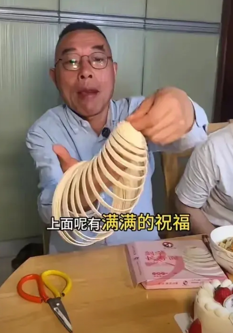 妥妥的“影帝”，怪不得亲儿子要给他拉黑。

我刚刚还在为“雷公”的遭遇伤心，没想