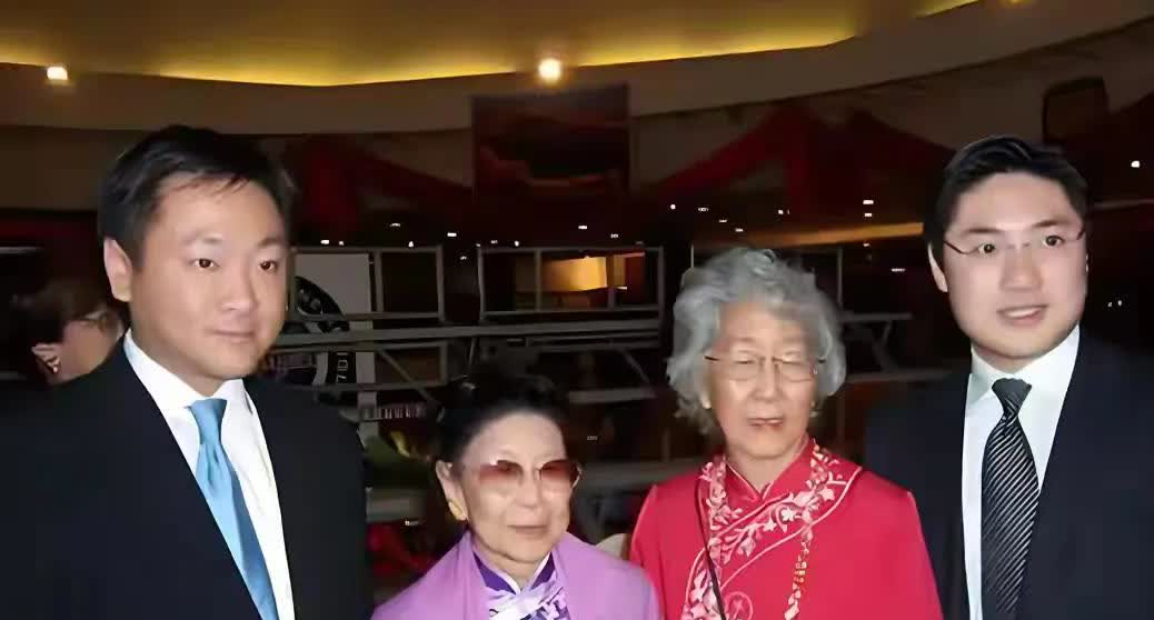 从头发的颜色去看，孙穗瑛可能没有妹妹孙穗华那么自信。孙穗瑛孙穗华俩姐妹很团结，不