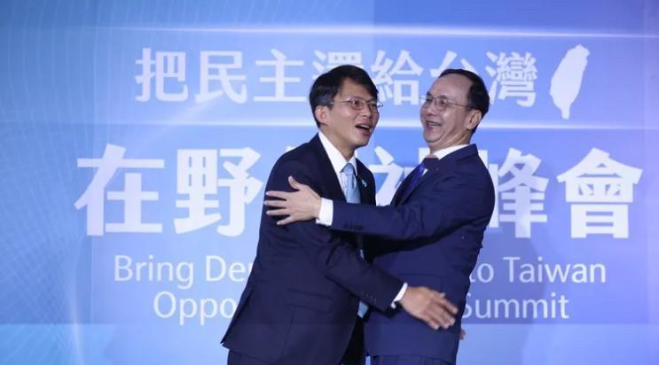 一场“蓝白峰会”成为了笑话，4月22日，赵少康呼吁朱立伦下令倒阁，主动开辟新战场