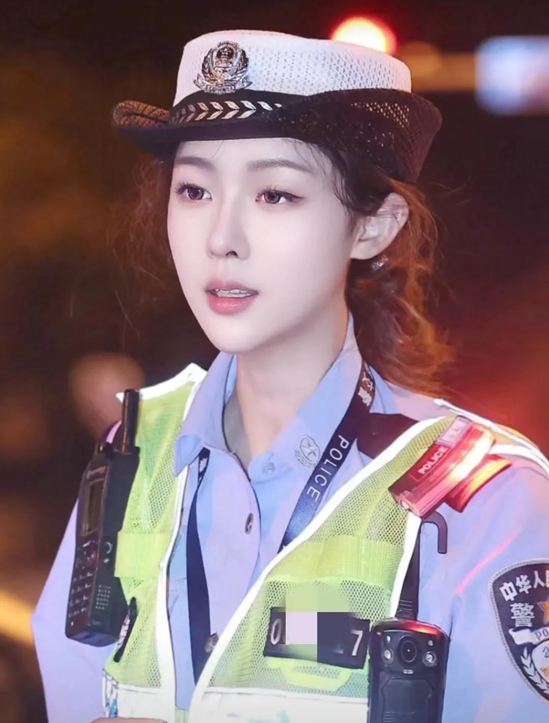 之前就有人说北京的张警官特别像女星杨紫，仔细一看，眉宇间确实有像的地方。
但是，