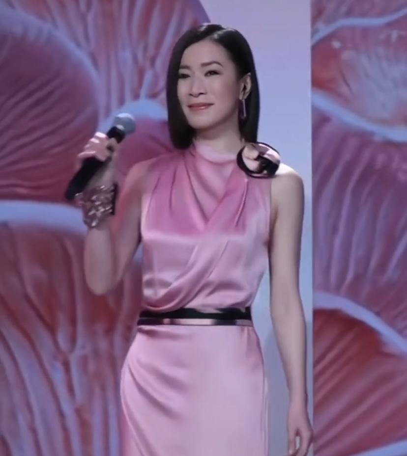 佘诗曼 穿粉色裙装参加线下活动，造型引发网友热议。她穿的玫粉色礼服裙颜色年轻、设