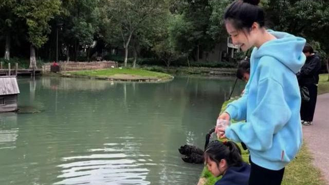 马伊琍大女儿为妹妹庆生，11岁“哎哟喂”身高追上姐姐，酷似文章