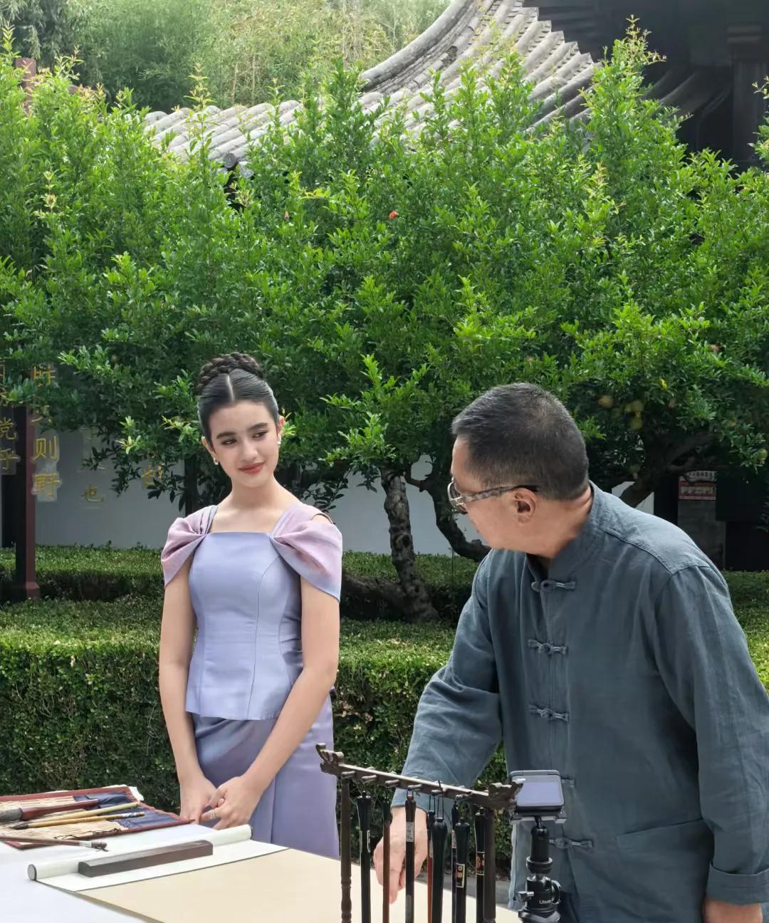 柬埔寨公主在临沂王羲之故居偶遇书法家龙岩老师！沂字的最后一筆和落款是珍娜公主写的