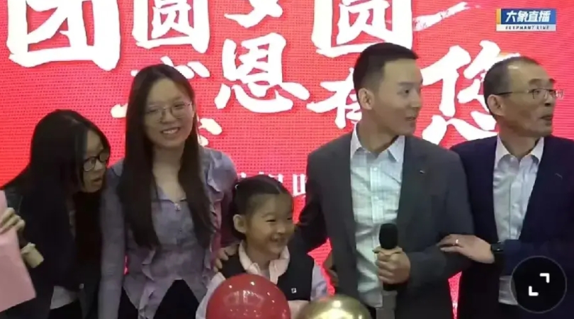 谢岳前半生过的太苦了，他这一生亏欠了四个女人

1、大女儿。自己长年在找儿子，一