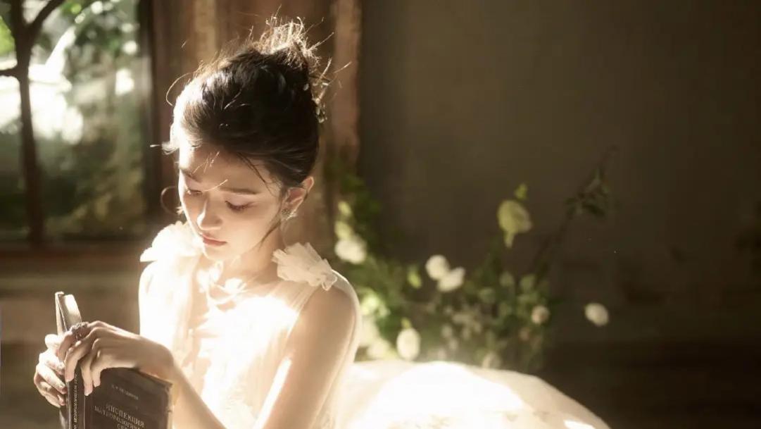 梁洁亮相微博视界大会红毯，一袭白裙惊艳全场，公主降临实至名归