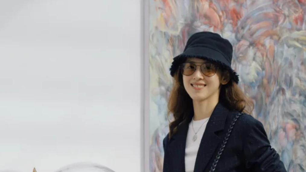 章泽天亮相巴黎展览：西装牛仔裤好休闲，笑容甜美状态佳