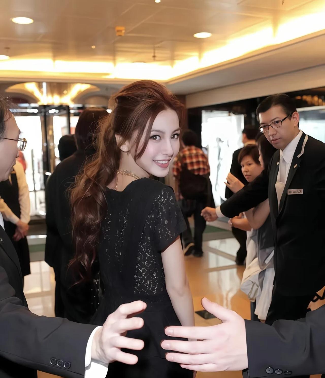 杨颖身上为什么有一股忧伤感，因为她从出道被网暴及照顾身边人的情绪，我想她是很累的