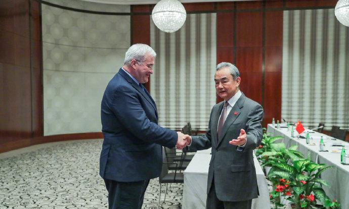 乌克兰外长求见王毅，双方密谈许久之后，瑟比加的表态令欧洲大吃一惊！
近日，王毅在