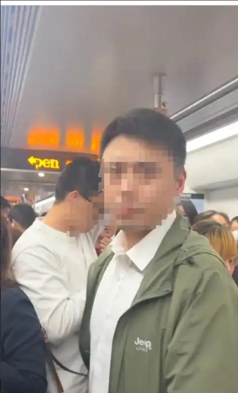 上海地铁一号线上，男子看女子漂亮，居然解开裤子把“白色液体”弄在女子裤子上。女子