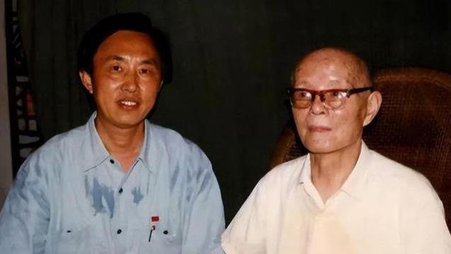 曾经有人要把国旗的五星摘掉两颗星，把国歌改为东方红，意欲何为