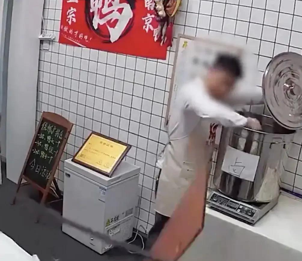 反转了！“卤鸭店老板拒售变质鸭躲过天花板坍塌”爆火后，更有权威媒体转发称“好人好