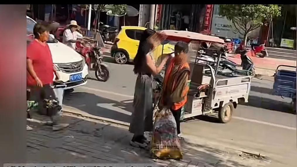 无绳恶狗扑咬环卫大妈，女狗主还冲过去叫嚣
