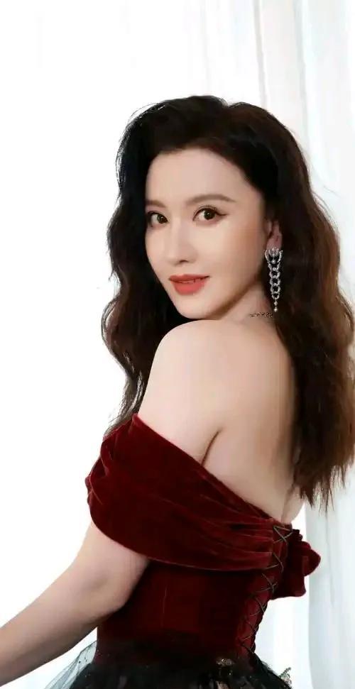 为什么张萌说自己一定在恶女的赛道上发狠
最近，在颁奖礼上，当主持人问张萌，在恶女