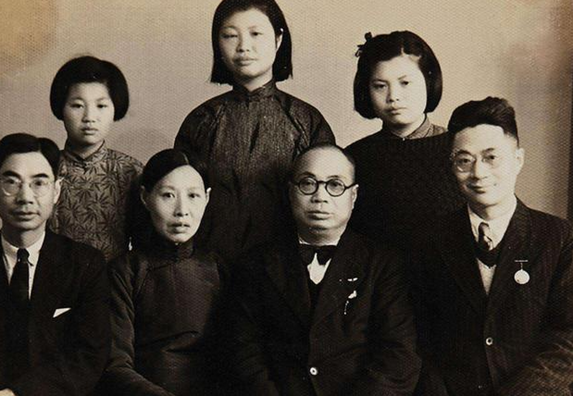 1946年，21岁的权贵云跟有妇之夫同居，并生下一个女儿。4年后，他们的关系被迫