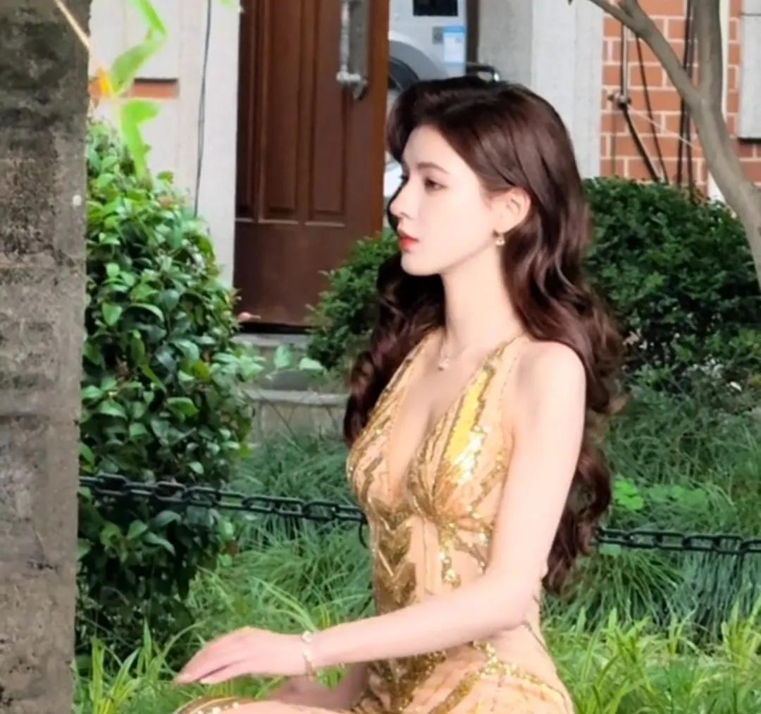 见过张予曦本人之后我才知道世界上真的有这么善良又这么美丽的人，刚开始以为她是整容
