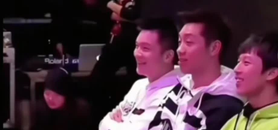 樊振东有强迫症

闫安：每次跟他坐一起，不管是坐车还是到那儿…
方博：都怕