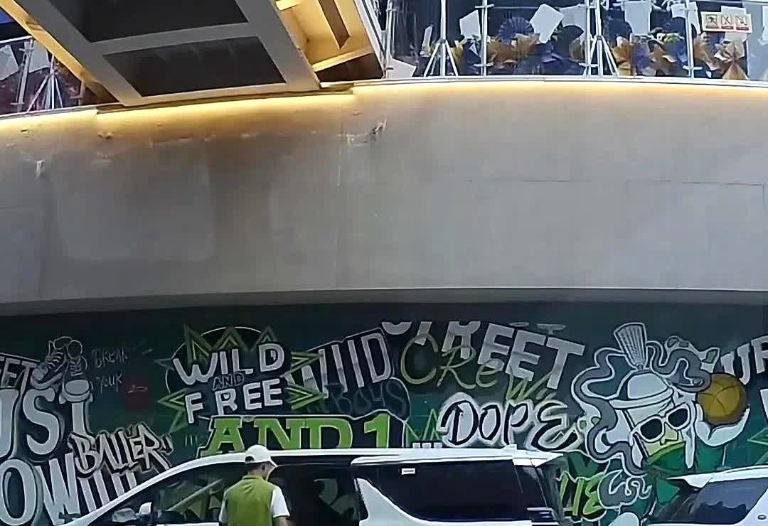 即便退役，张继科现在也不缺钱！

昨天杭州的球馆开业，去和离开的时候开的车是