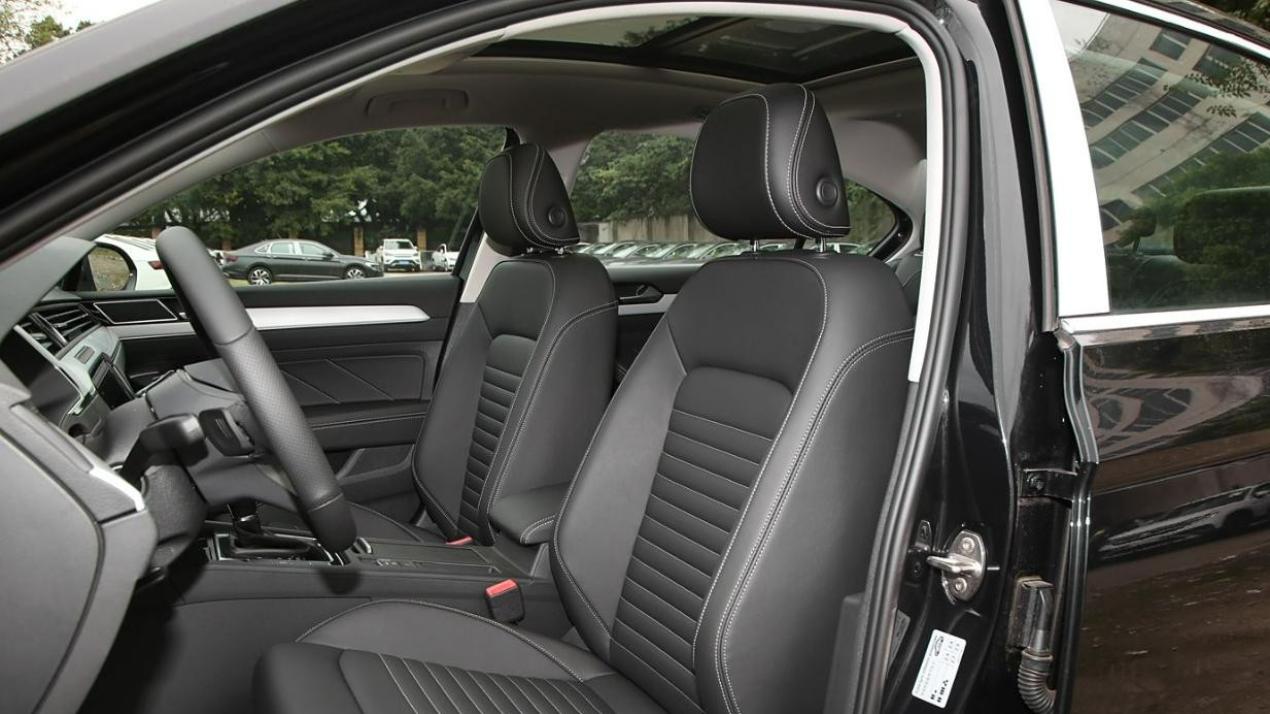 其包裹性极强的座椅温柔拥抱