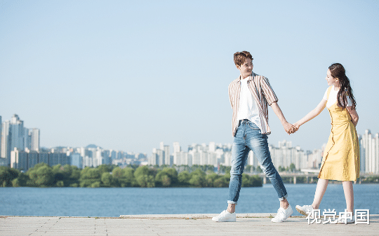 相伴十年，抵不过白月光“她今天夜班，我得陪着”，当我提出离婚的时候，他却发疯一样的求我原谅……