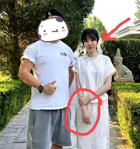 王晓晨这波操作，

真的有点让俞灏明“打脸”了，

网友偶遇王晓晨晒出合影，结果