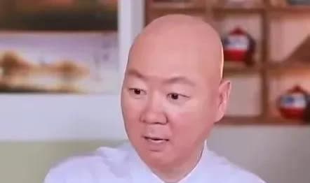 58岁郭冬临近照，不婚不育独居北京，体形消瘦看着让人心疼