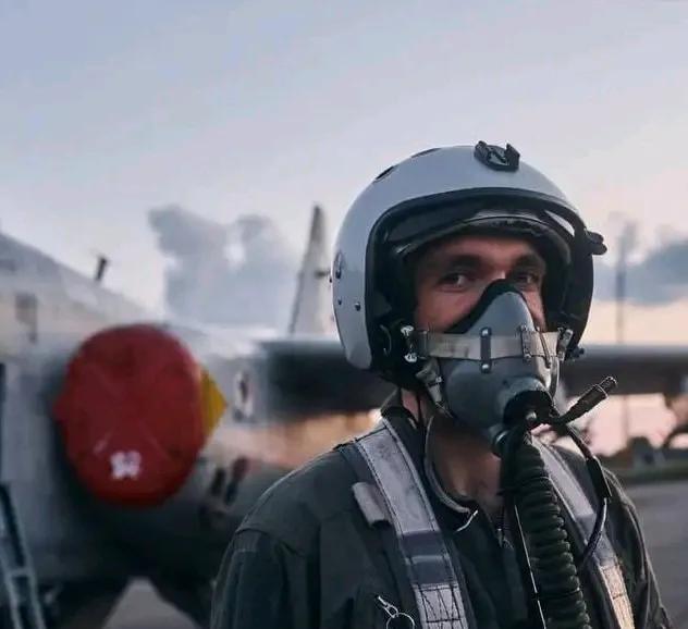 乌克兰主动承认F-16被俄军击落
乌克兰主动承认一架F-16战机被俄军击落，总统