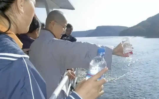 大妈们的放生方式有多离谱，放生一瓶矿泉水等于积攒8.4万件功德，中国佛教协会：深感惊讶和不解…