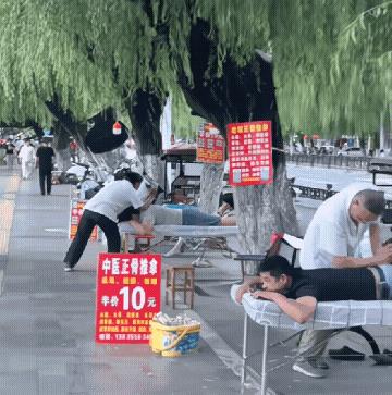 没有做不到，只有想不到！见过人摆摊卖东西的，你绝对没见过摆摊按摩的。如今按摩也有