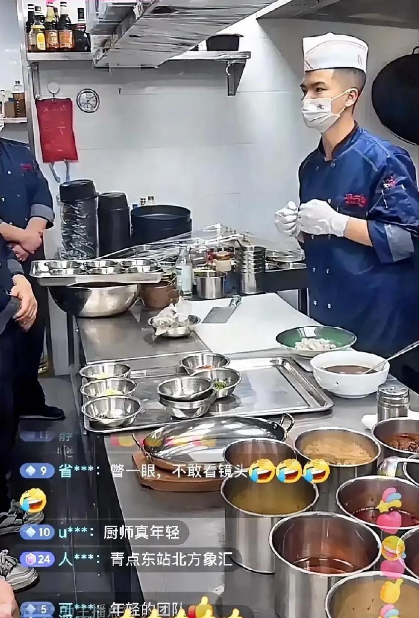 万万没想到，黄焖鸡塌房后，受益人竟是汪小菲？
确实，与黄焖鸡相比，麻六记干净的令