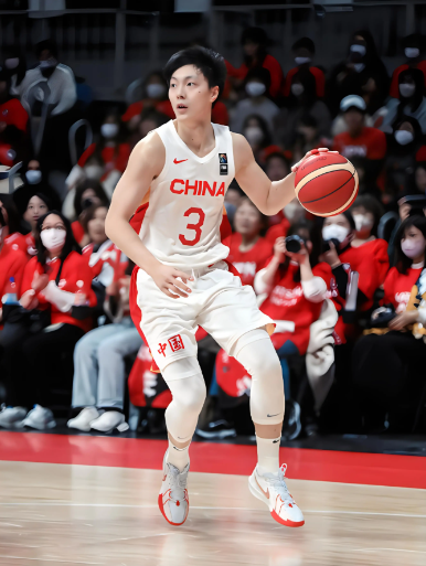 基本没有任何悬念！广东队下赛季首发阵容大概率如下:

1.控卫--胡明轩身高1.