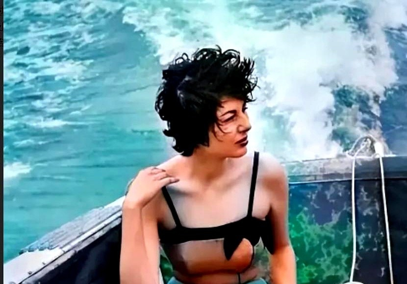伊朗王后被废后的人生





---





你敢信吗？一个女人，曾经是高贵
