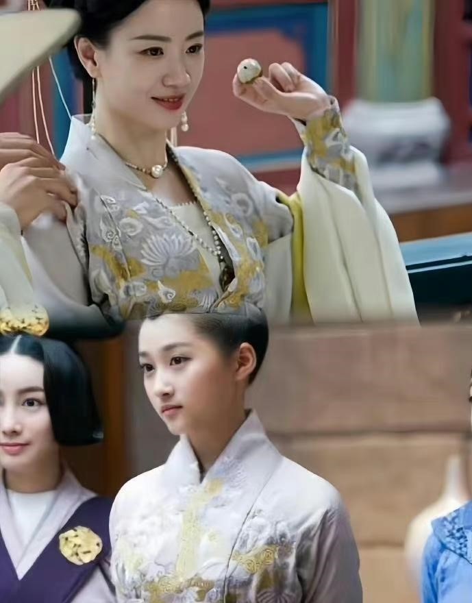 于正：衣服我花了几千万～所以才没舍得扔