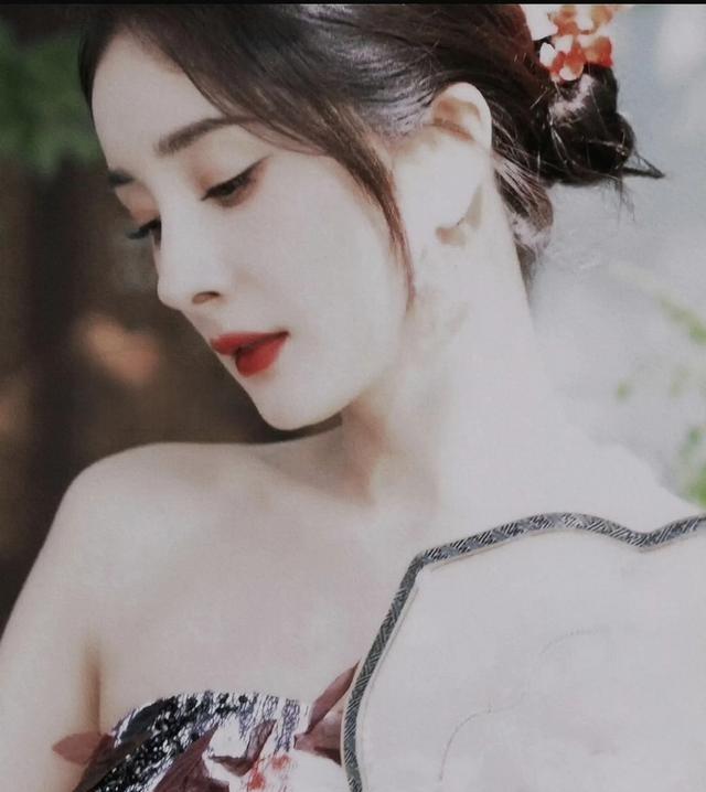 朦胧美，杨幂
杨幂的朦胧美，说白了就是让人看不清又放不下。她能在镜头前若即若离地