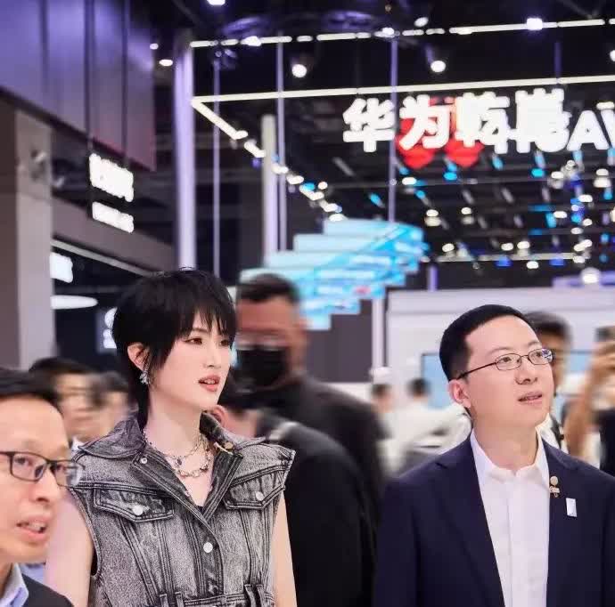 你们发现了没？
姚安娜有一个特别大的毛病

那就是

有那么殷实的家底