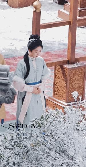 今日份兰香，果然是大家闺秀啊！仪态优雅大方，莲步轻移，每走一步，都感觉这个姑娘很