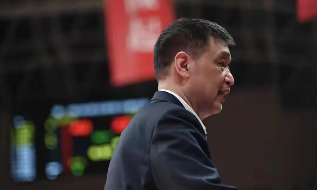闵鹿蕾教练生涯大概赚了多少钱？
第一份，4年赚了80万元，北京男篮；
第二份，4