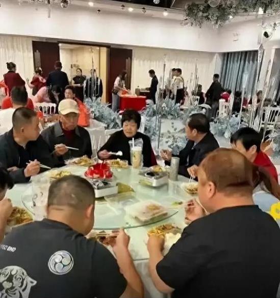 2023年，在湖北武汉闹出“天大的笑话！”。一男子在酒店办婚礼，他们竟然用盒饭招