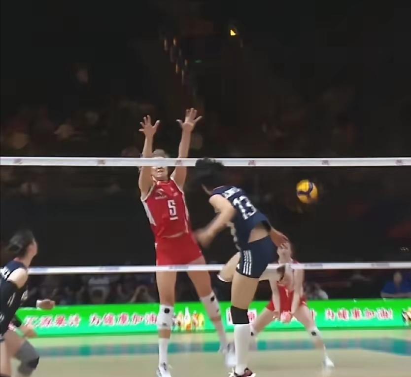 中国女排1-3失利，这场比赛交的学费，值！
四局的比分是22-25/25-20/
