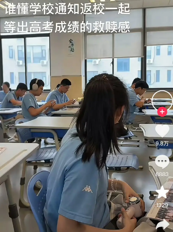 甚至还乖乖的都穿了校服 ​