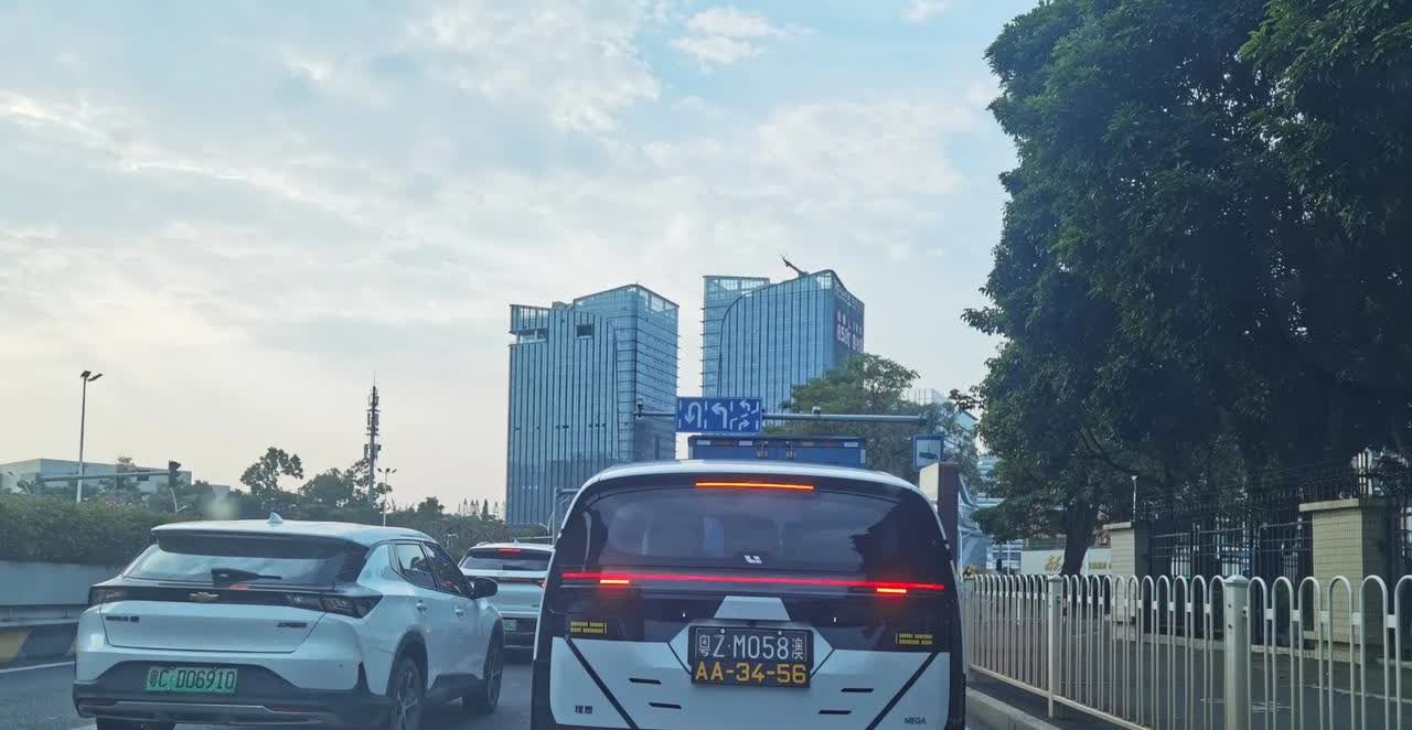 街上看到十台理想MAGE，九台都会贴纸改装，说明车主自己心底对外型也不太满意，或