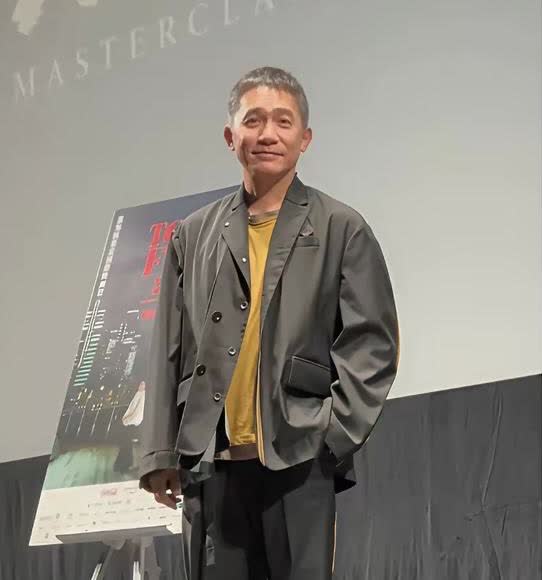 梁朝伟身高174cm，生活中比较内向，又给人温文尔雅的气质。

但是拍戏的时