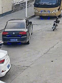 真是飞来横祸啊。
小车在正常行驶，而且开的并不快。
看那小孩都是自己冲撞过来，奶