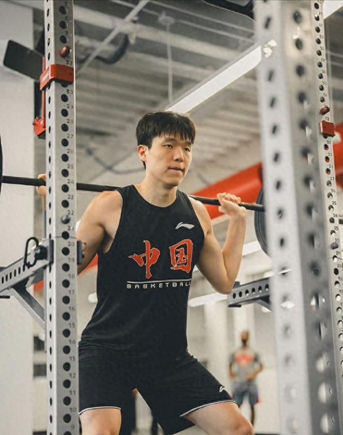 20岁生日当天，杨瀚森首轮第16顺位登陆NBA，四年2139万美元，震撼全场。他